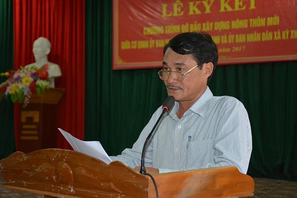 Đồng chí Nguyễn Xuân Lĩnh- Chủ tịch UBND xã Kỳ Xuân  ​ báo cáo kết quả xây dựng Nông thôn mới ở xã Kỳ Xuân trong thời gian qua.