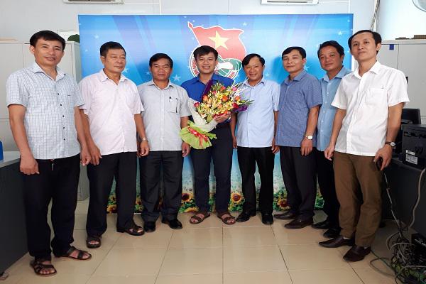 Các Ban Đảng Huyện ủy, Uỷ ban MTTQ  huyện  tặng hoa chúc mừng Hội LHTN huyện nhân ngày truyền thống..