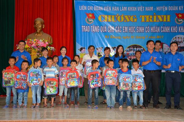 Đoàn Thanh niên Viện Hàn lâm Khoa học Xã hội Việt Nam  trao 157 suất quà cho các em học sinh nghèo ở xã Kỳ Khang.