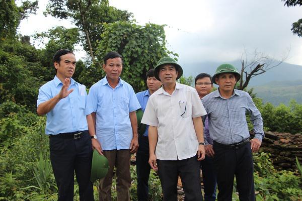 Đồng chí Đặng Quốc Vinh, PCT UBND  tỉnh kiểm tra công trình lũy đá cổ Kỳ Lạc.