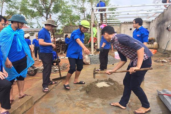 Chi đoàn thanh niên UBND huyện Kỳ Anh: Giúp đỡ bà con nhân dân xã Kỳ Xuân khắc phục hậu quả sau cơn bão số 10.