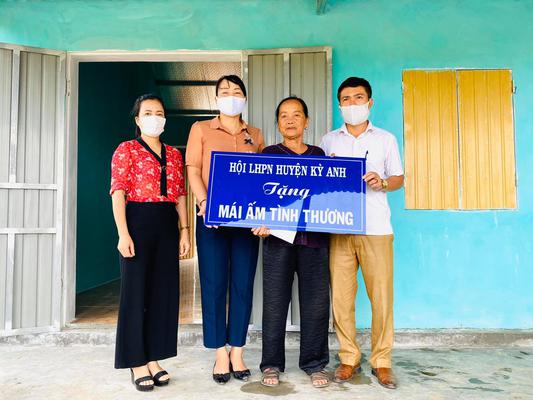 Hội Phụ nữ huyện Kỳ Anh trao nhà tình nghĩa cho hộ nghèo tại xã Kỳ Khang