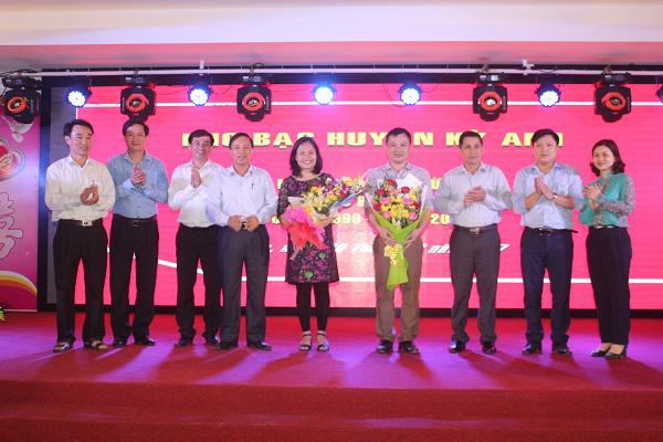 Đồng chí Bí thư Huyện ủy Kỳ Anh Nguyễn Văn Danh cùng các đồng chí lãnh đạo các cơ quan, ban ngành  ​ đã tặng hoa chúc mừng Kho bạc Nhà nước huyện nhân ngày truyền thống.