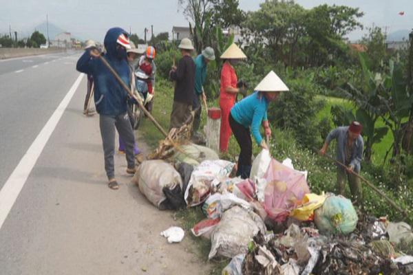 Các tổ chức đoàn thể ở xã Kỳ Giang- huyện Kỳ Anh ra quân thu gom rác thải dọc tuyến Quốc lộ 1A .