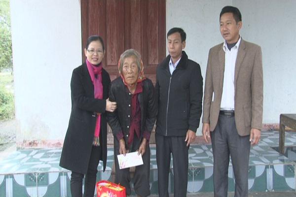Đồng chí Dương Thị Vân Anh, Phó Chủ tịch Thường trực HĐND  huyện tặng quà cho Mẹ VNAH Trần Thị Dẫm ở xã Kỳ Hải.