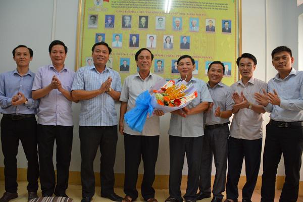Đồng chí Nguyễn Tiến Hùng- Phó Bí thư Thường trực Huyện ủy cùng lãnh đạo các Ban Đảng Huyện ủy  và Văn phòng HĐND- UBND  huyện tặng hoa chúc mừng Bản Tin Kỳ Anh.