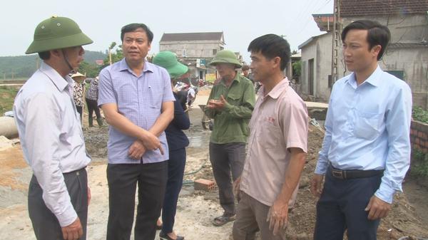 Đồng chí Nguyễn Tiến Hùng, Phó Bí thư Thường trực Huyện ủy Kỳ Anh: Kiểm tra tiến độ xây dựng nông thôn mới tại xã Kỳ Phú.