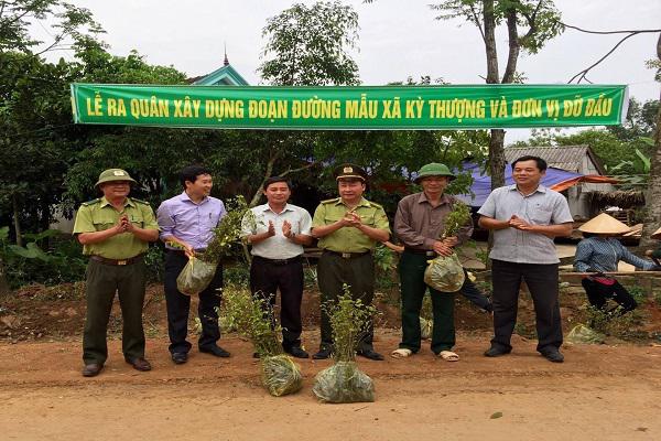 Hạt Kiểm lâm huyện Kỳ Anh hổ trợ 6.000 cây chè Tàu cho xã Kỳ Thượng xây dựng hàng rào xanh.