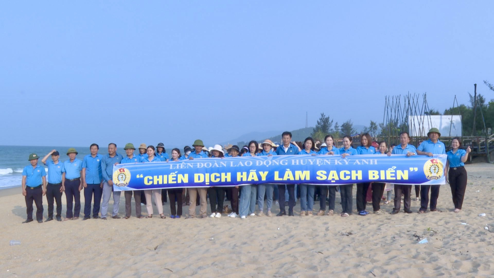 Liên đoàn Lao động huyện ra quân thực hiện "Chiến dịch Hãy làm sạch biển"