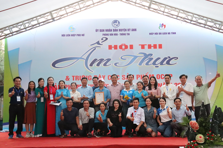 Đội thi xã Lâm Hợp đạt giải nhất Hội thi Ẩm thực và trưng bày sản phẩm OCOP, sản phẩm chủ lực của các địa phương năm 2024