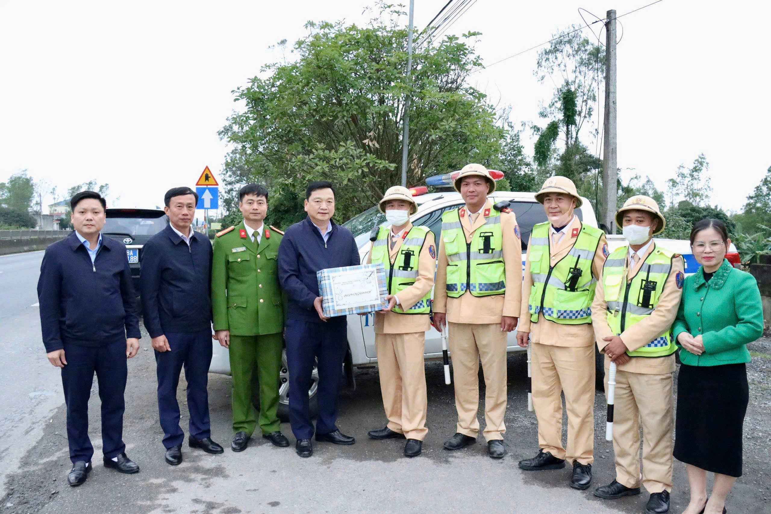 Các đồng chí lãnh đạo huyện động viên, chúc Tết các đơn vị làm nhiệm vụ trực Tết