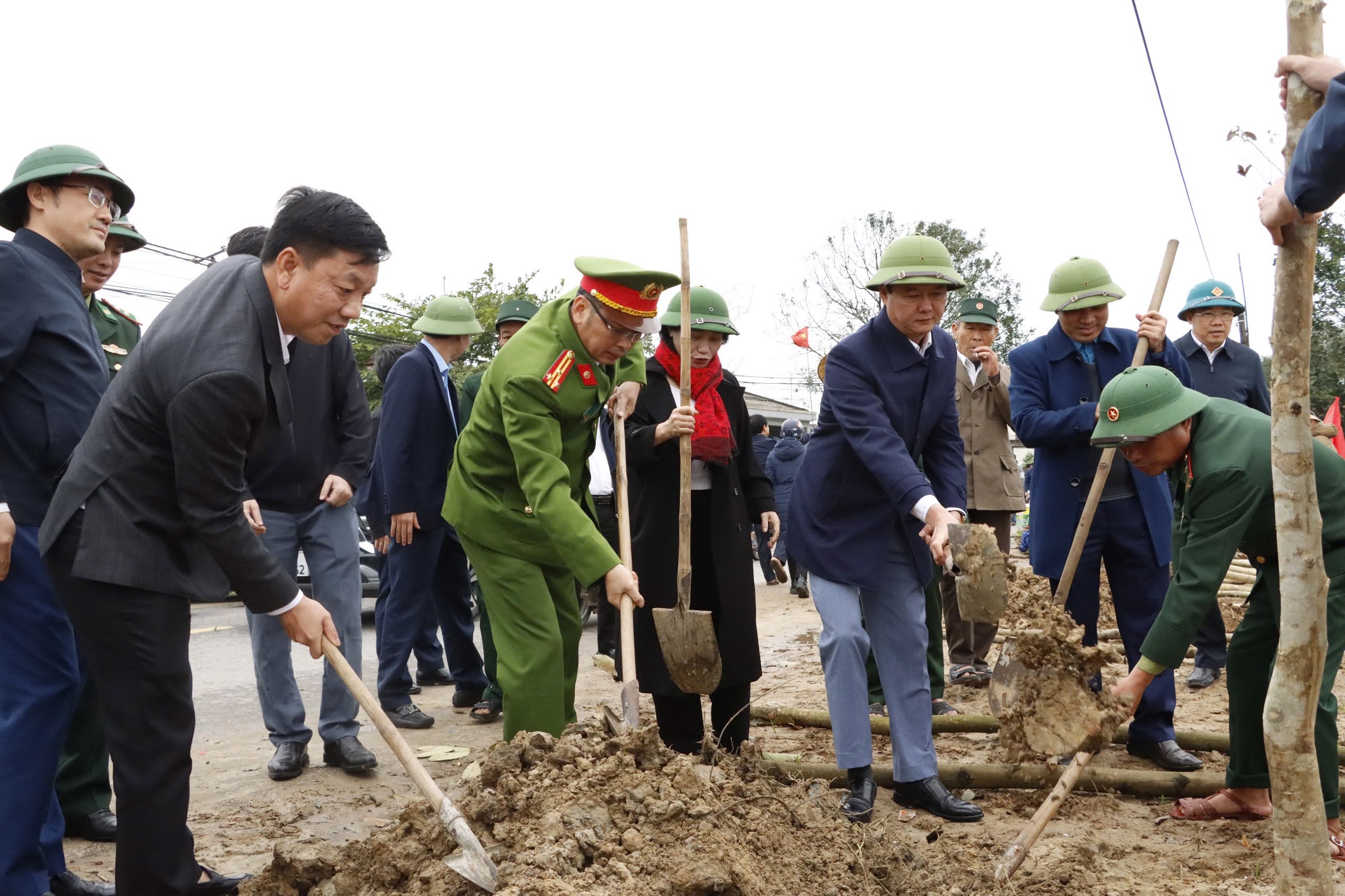 Lãnh đạo tỉnh kiểm tra, động viên sản xuất đầu xuân và tham gia Tết trồng cây tại huyện Kỳ Anh