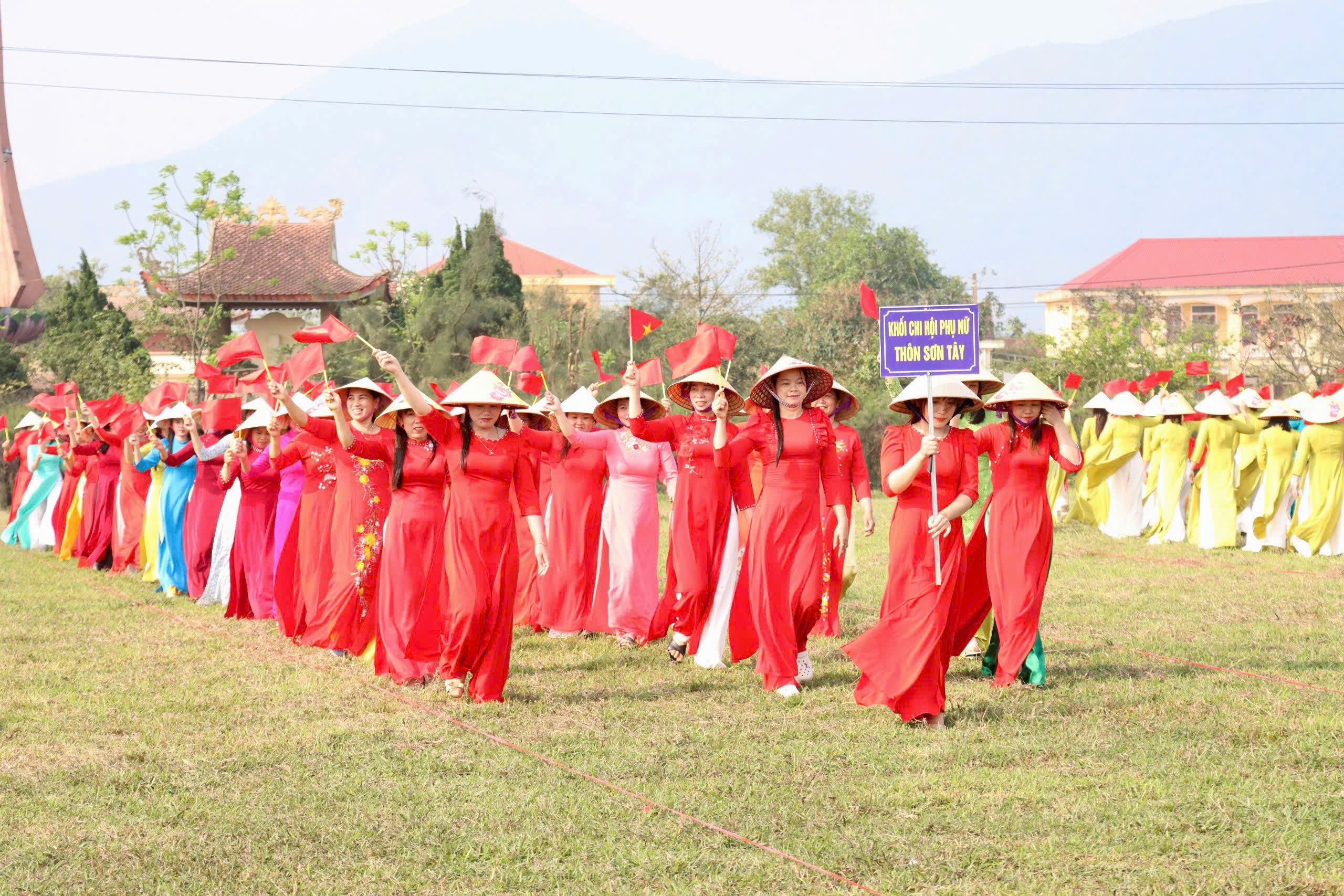 Hơn 500 cán bộ, hội viên phụ nữ xã Kỳ Thọ diễu hành áo dài và đồng diễn dân vũ