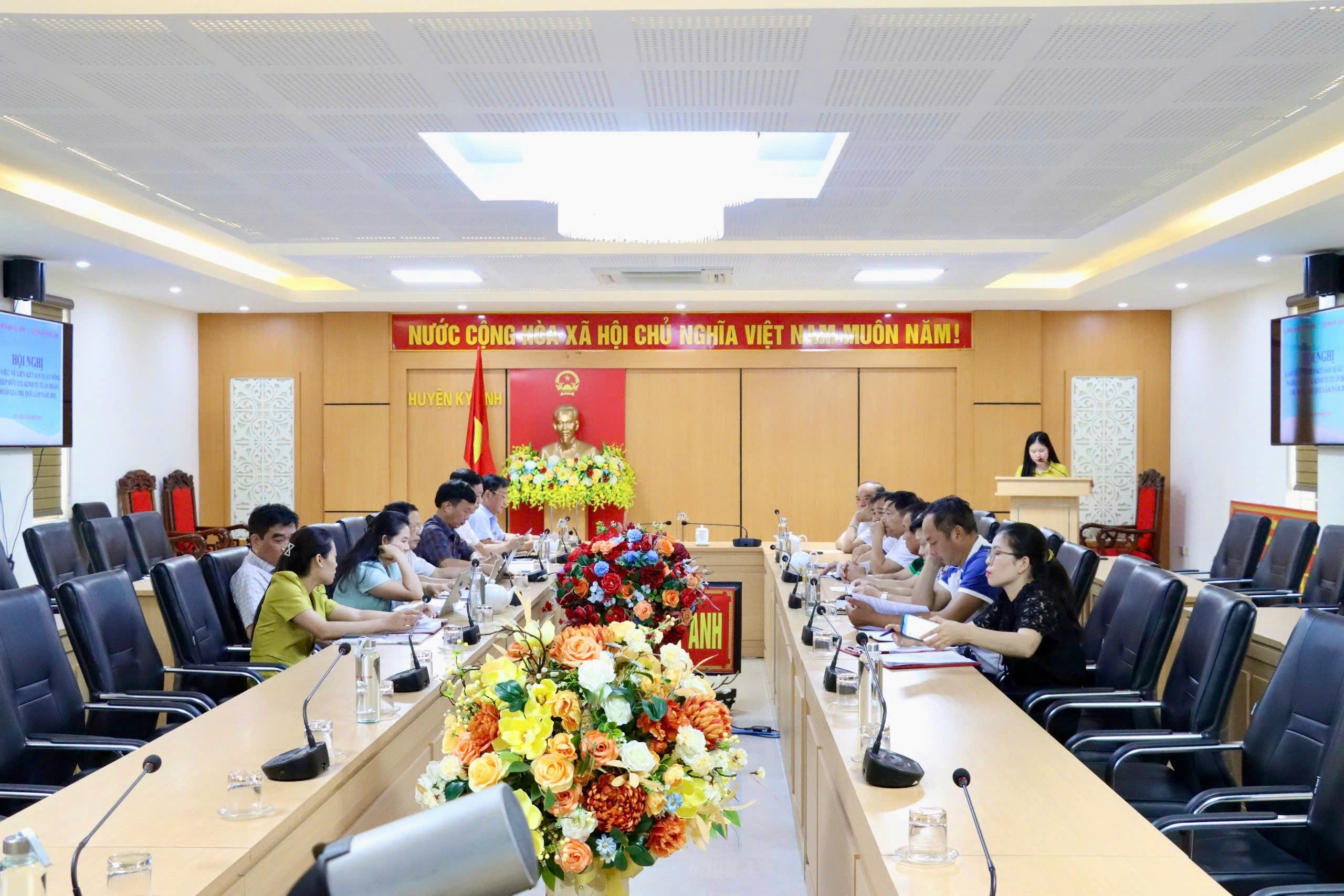 Làm việc với Công ty cổ phần Tập đoàn Quế Lâm về liên kết sản xuất nông nghiệp hữu cơ, kinh tế tuần hoàn năm 2025