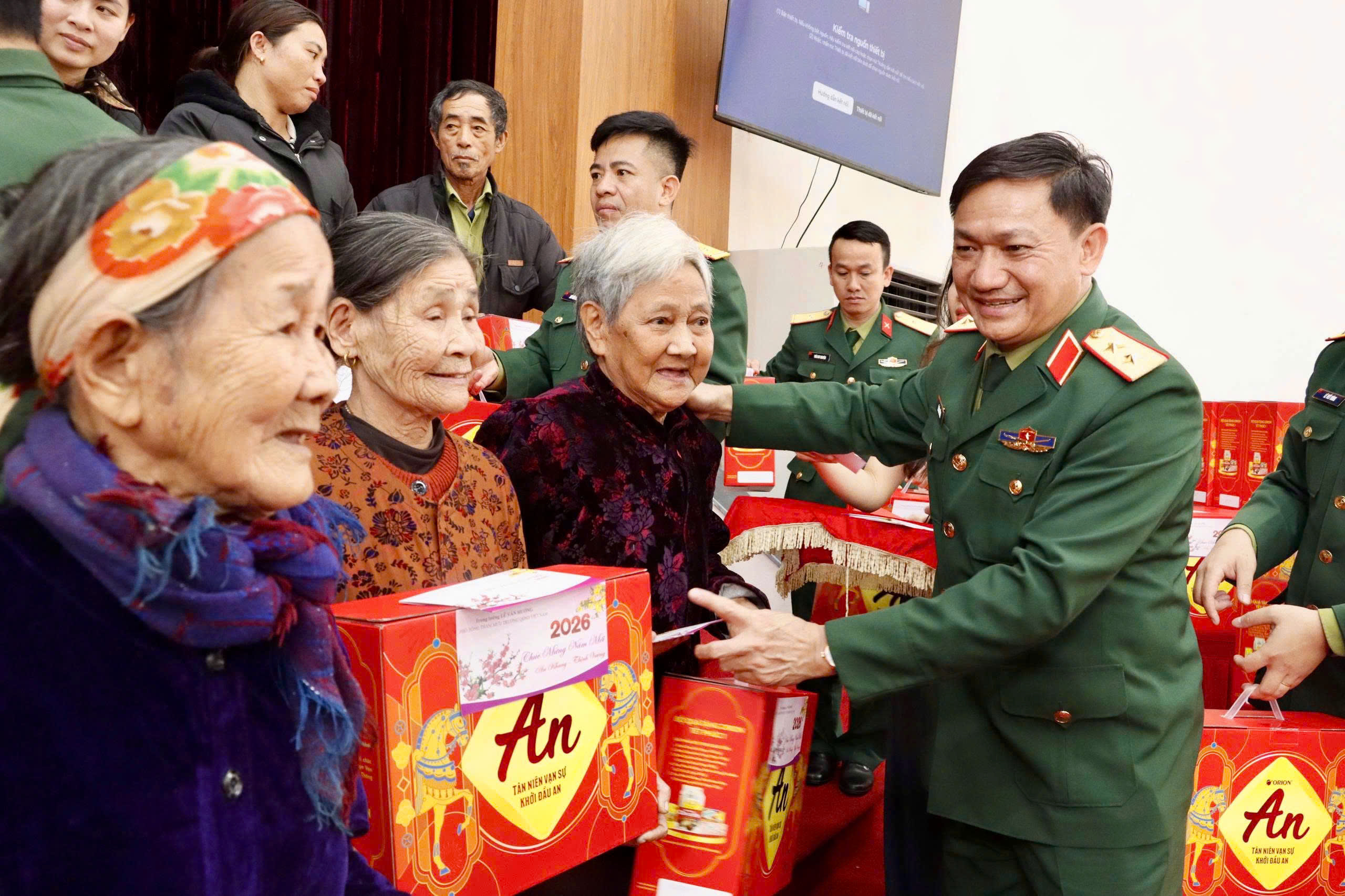 Trung tướng Lê Văn Hướng - Phó Tổng Tham mưu trưởng Quân đội Nhân dân Việt Nam trao quà Tết tại Kỳ Anh