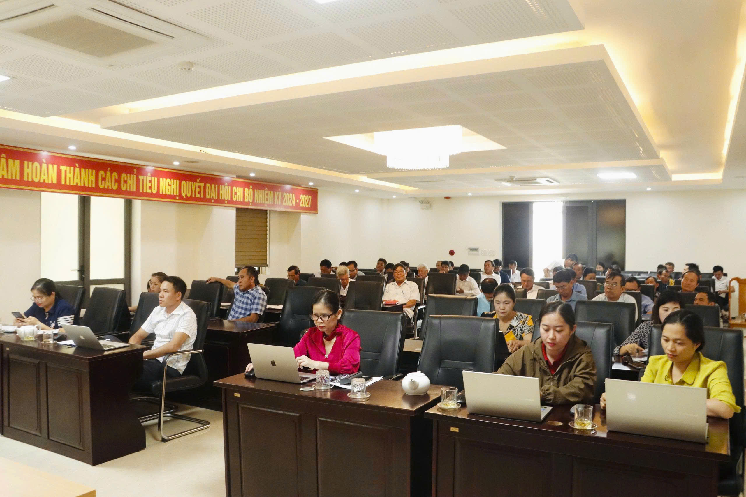 Hội nghị triển khai tiêm phòng cho đàn vật nuôi đợt 1; bổ cứu công tác sản xuất vụ Xuân; triển khai phương án phân loại, thu gom, vận chuyển, xử lý chất thải rắn sinh hoạt năm 2026