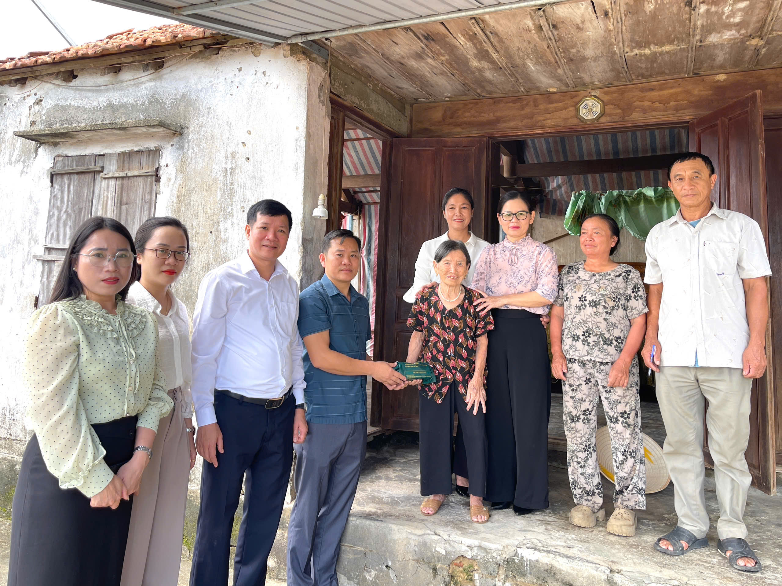 Xã Kỳ Anh kịp thời hỗ trợ hộ dân bị ảnh hưởng do bão số 10