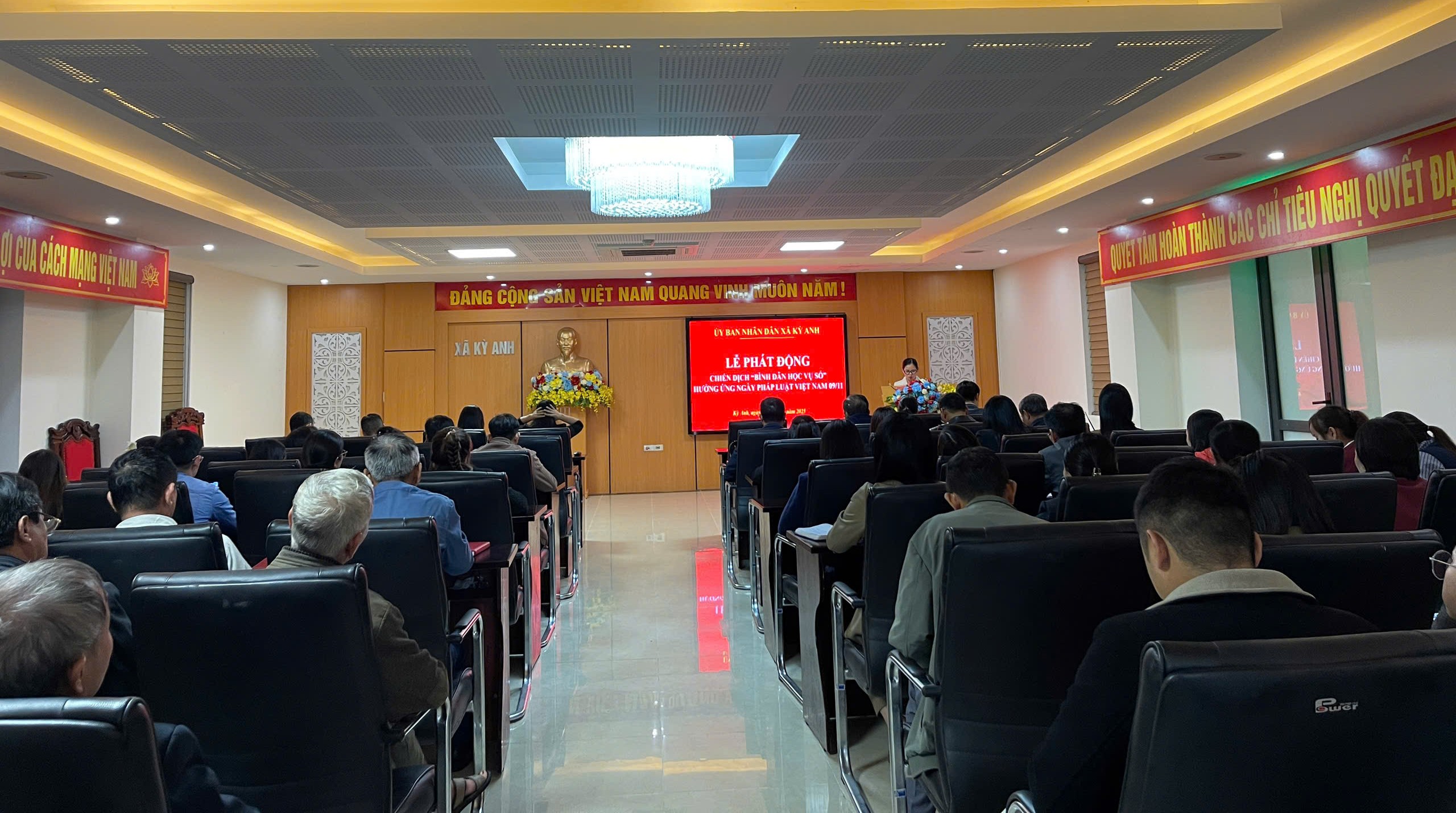 UBND xã Kỳ Anh tổ chức Lễ phát động Chiến dịch “Bình dân học vụ số” hưởng ứng Ngày Pháp luật Việt Nam 09/11