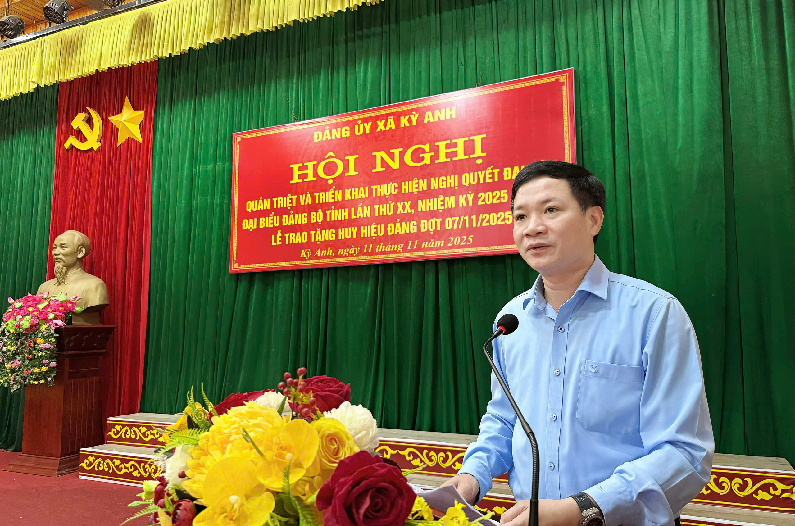 Hội nghị trực tuyến nghiên cứu, học tập, quán triệt, tuyên truyền, và triển khai thực hiện nghị quyết đại hội đại biểu đảng bộ Tỉnh lần thứ XX, nhiệm kỳ 2025 - 2030 và Tổ chức lễ trao huy hiệu Đảng