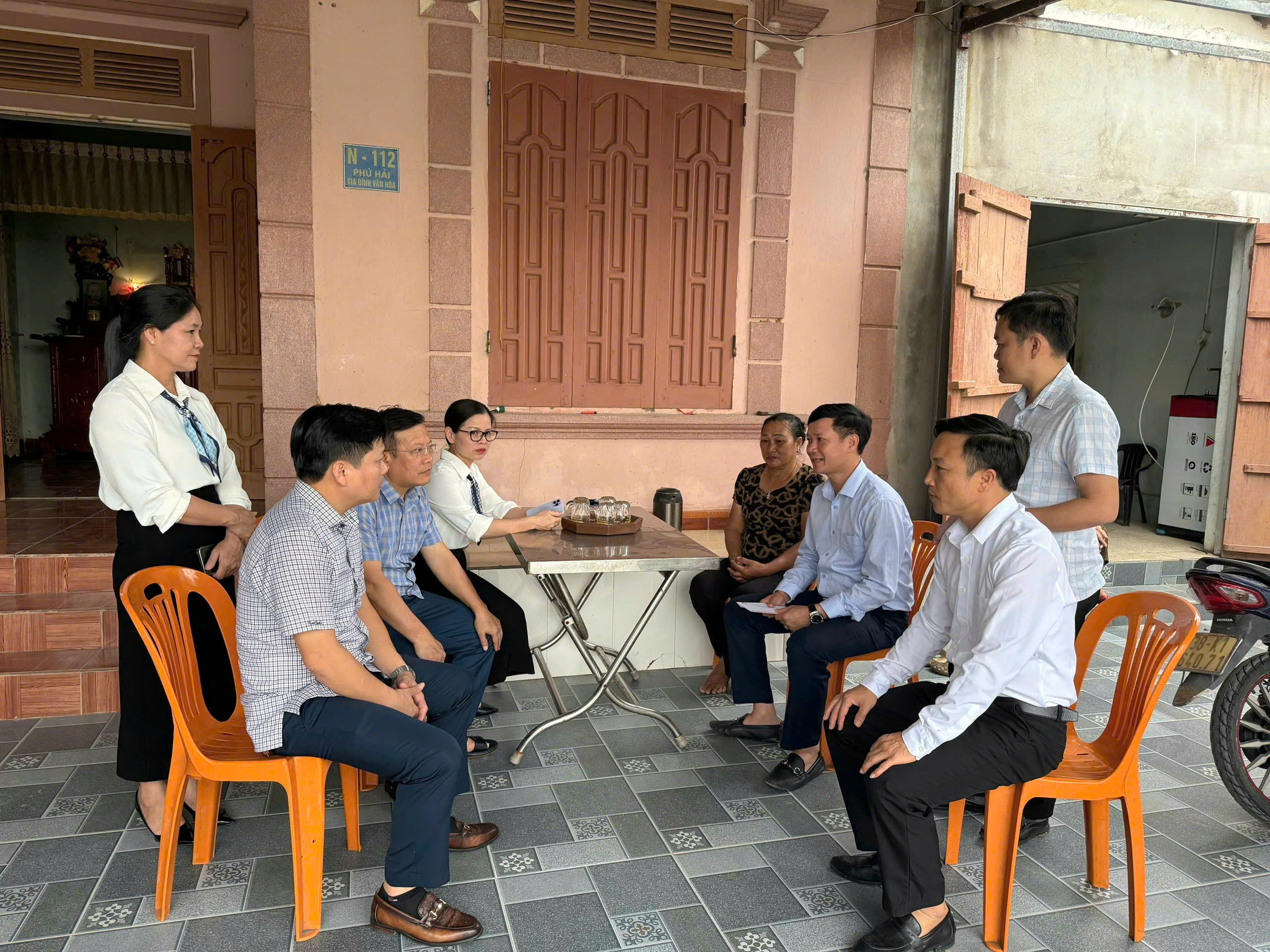 Xã Kỳ Anh thăm hỏi, động viên ngư dân gặp nạn trên biển