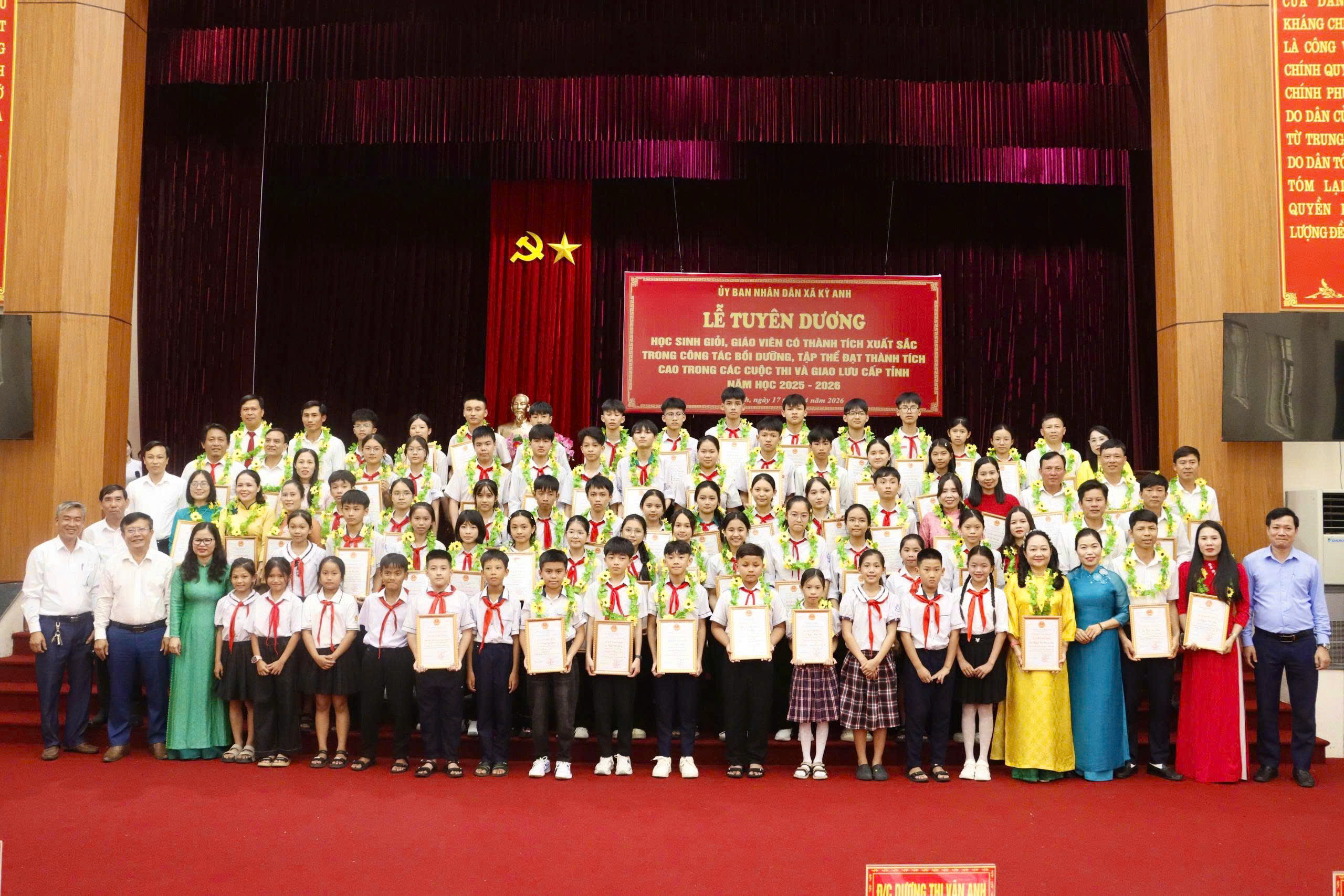 LỄ TUYÊN DƯƠNG HỌC SINH GIỎI, GIÁO VIÊN VÀ CÁC TẬP THỂ TIÊU BIỂU NĂM HỌC 2025–2026