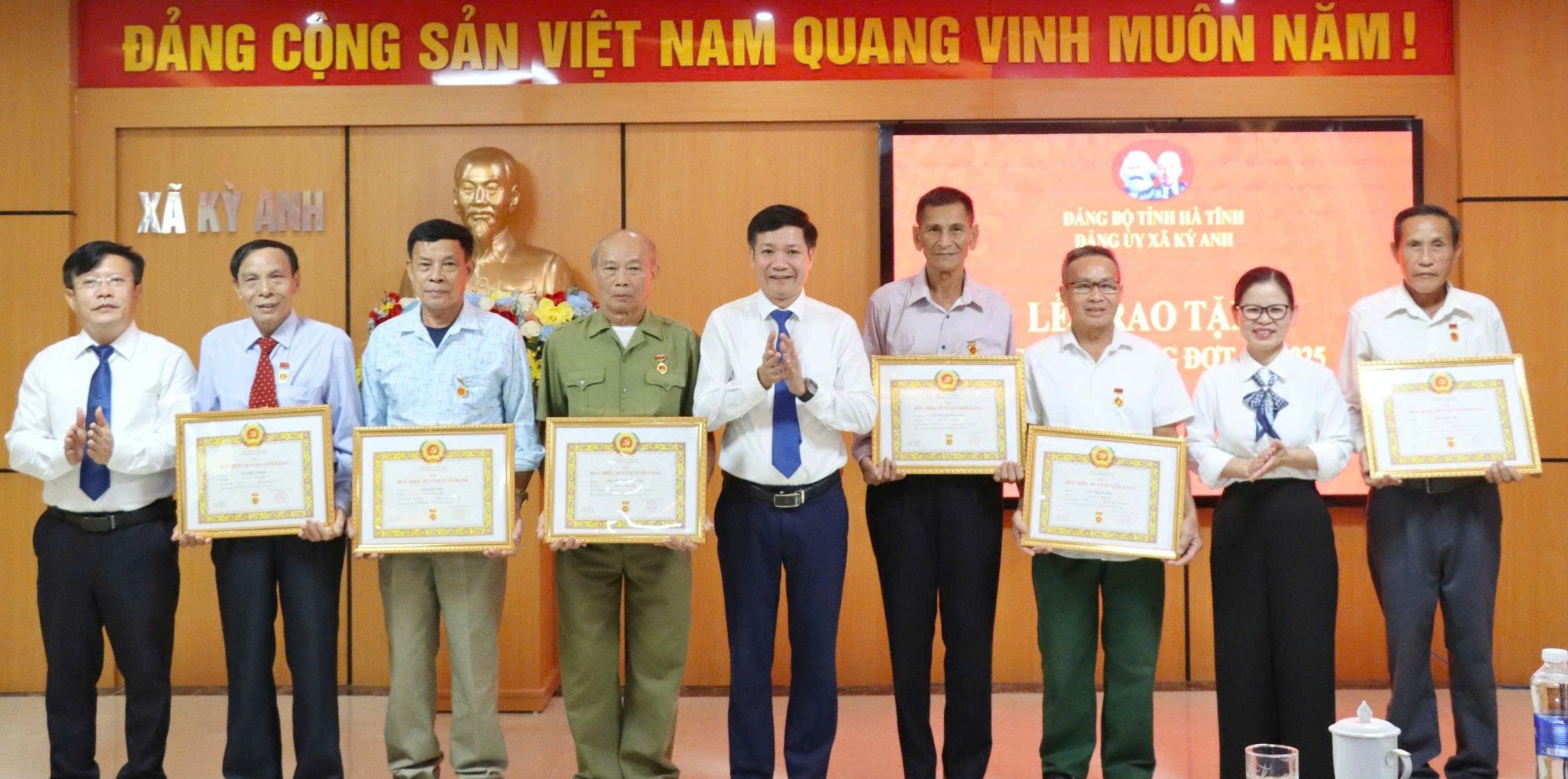 Đảng ủy xã Kỳ Anh tổ chức lễ trao tặng, truy tặng huy hiệu 60, 55, 50, 45, 40, 30 năm tuổi Đảng