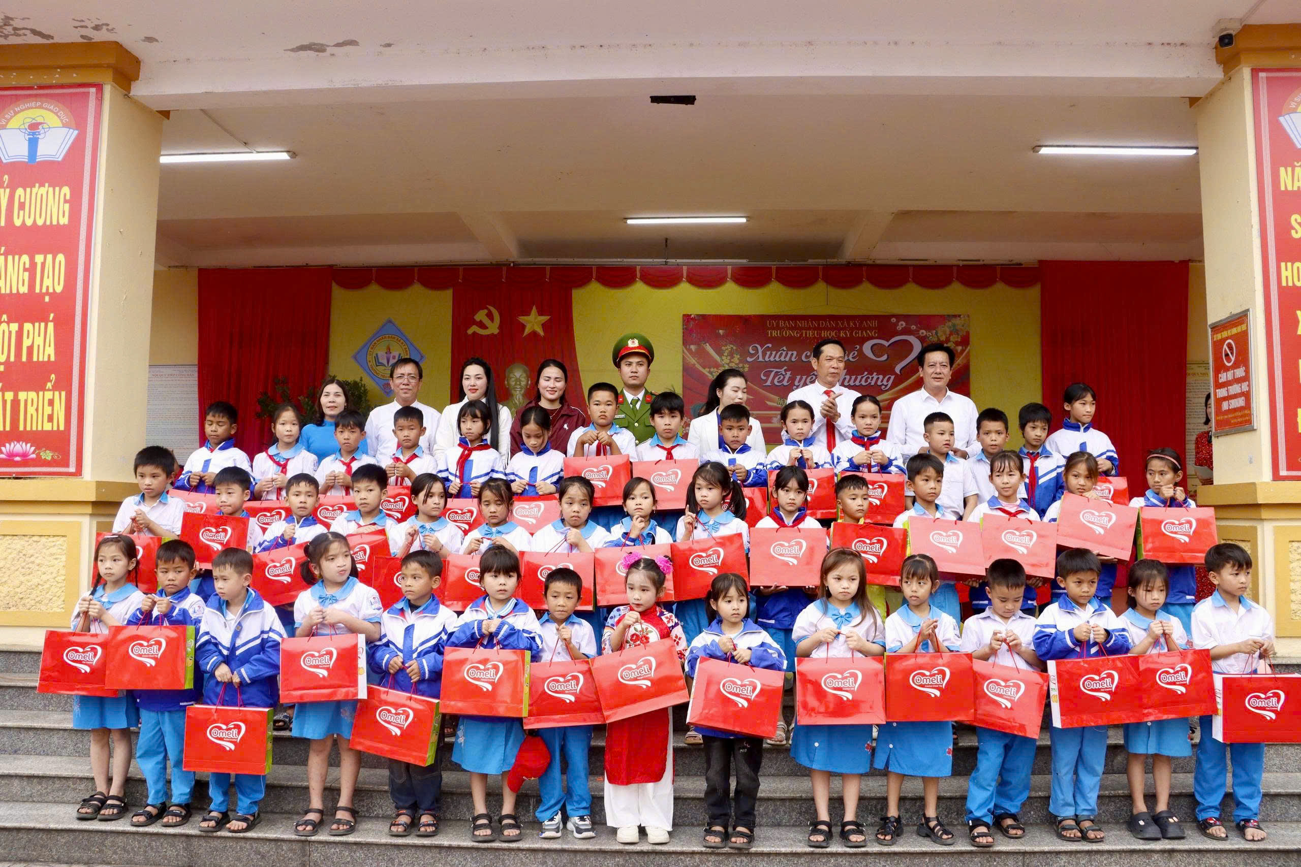 Ấm áp chương trình “Xuân chia sẻ - Tết yêu thương” tại Trường Tiểu học Kỳ Giang