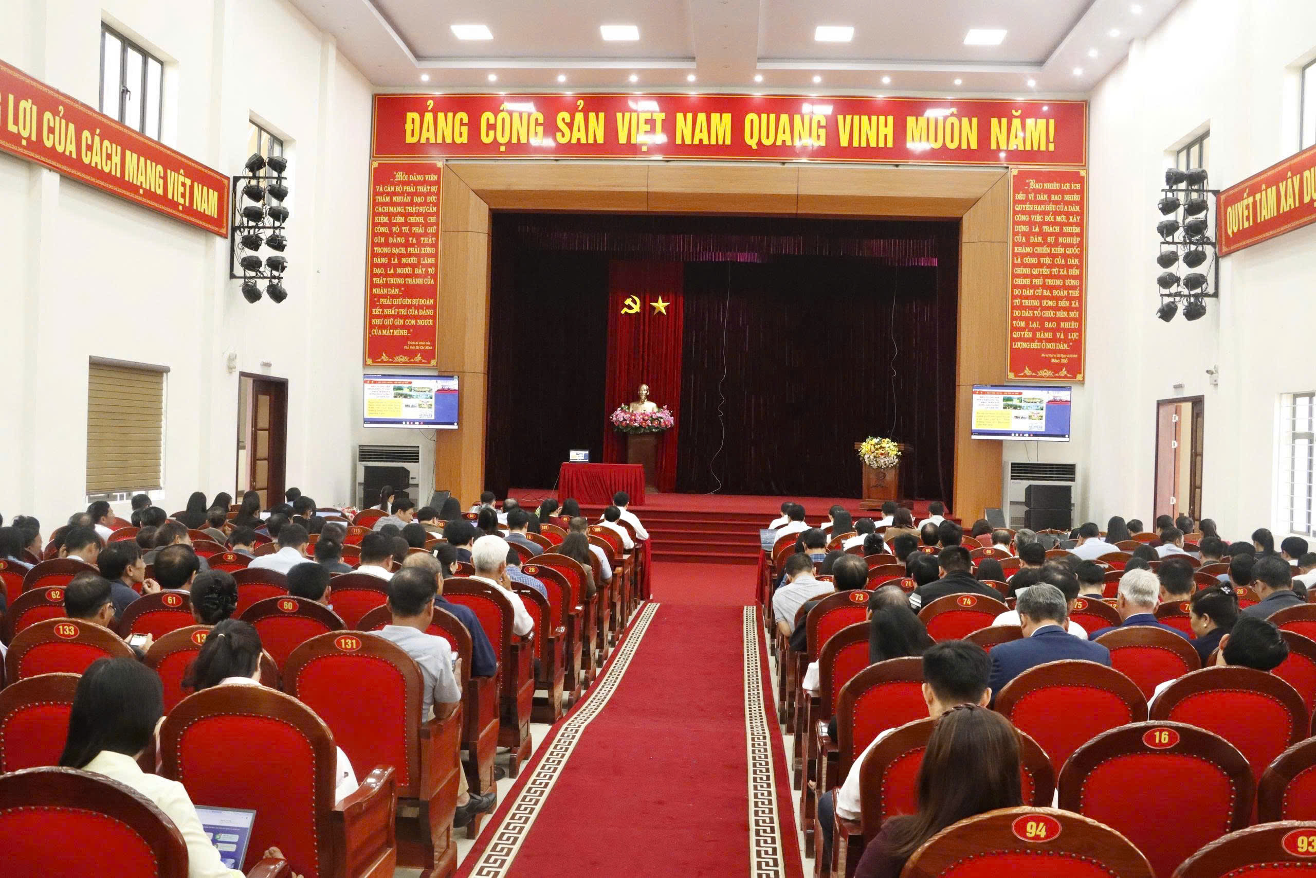 Cán bộ, đảng viên xã Kỳ Anh nghiêm túc tham dự Hội nghị toàn quốc quán triệt, triển khai thực hiện Nghị quyết số 79 và 80 của Bộ Chính trị