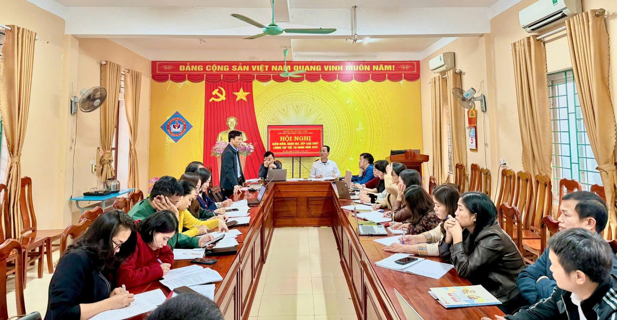 100% Chi bộ Đảng ủy xã Kỳ Anh hoàn tất đánh giá, xếp loại chất lượng tổ chức đảng, đảng viên năm 2025