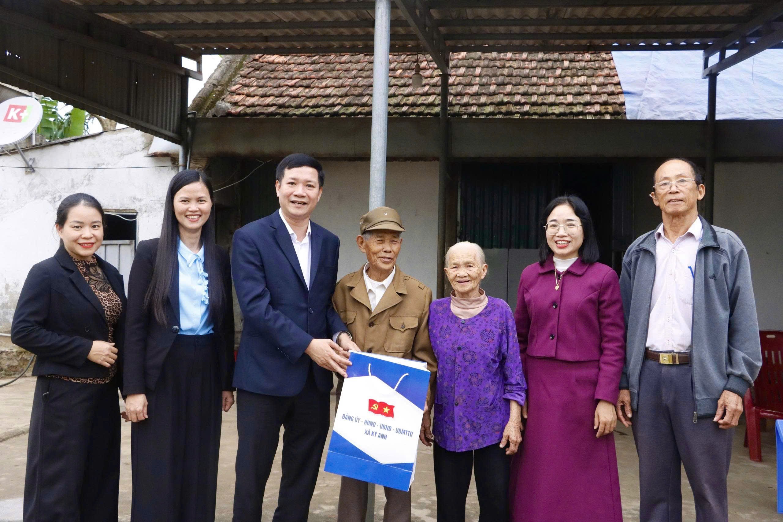 Đồng chí Bí thư Đảng ủy xã thăm, tặng quà các đảng viên lão thành và gia đình chính sách
