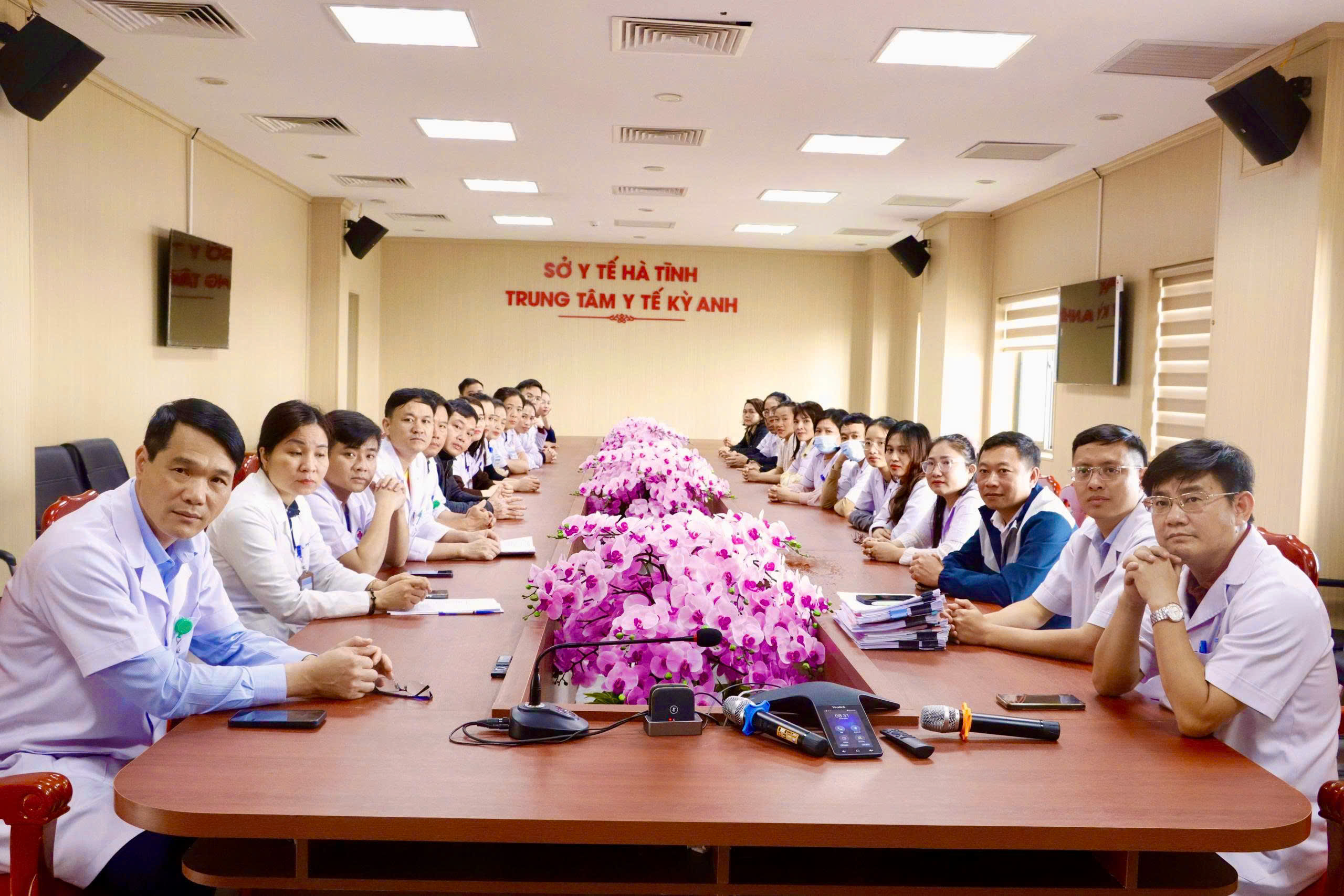 Cán bộ, đảng viên và Nhân dân xã Kỳ Anh phấn khởi theo dõi Lễ khai mạc Đại hội đại biểu toàn quốc lần thứ XIV của Đảng