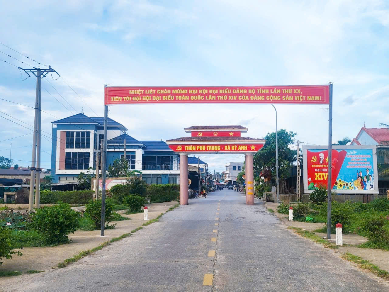 Xã Kỳ Anh vừa khẩn trương khắc phục hậu quả bão lũ, vừa sôi nổi tuyên truyền Đại hội Đảng bộ tỉnh Hà Tĩnh lần thứ XX