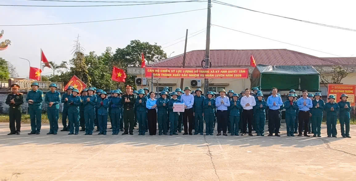 Lãnh đạo xã Kỳ Anh động viên chiến sỹ huấn luyện chiến đấu lực lượng dân quân năm 2026 