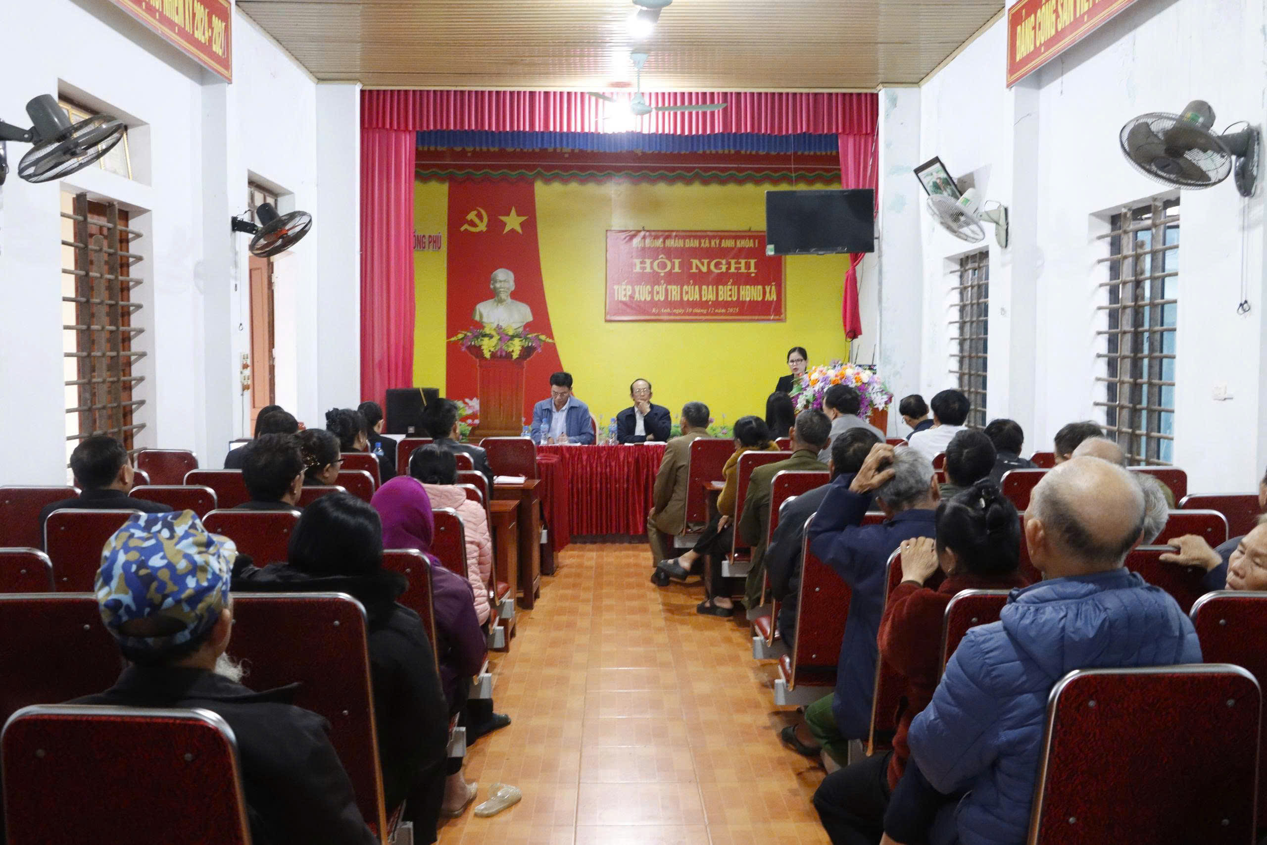 Cử tri Đồng Phú đặc biệt quan tâm lĩnh vực đất đai và thủ tục hành chính tại Hội nghị tiếp xúc 