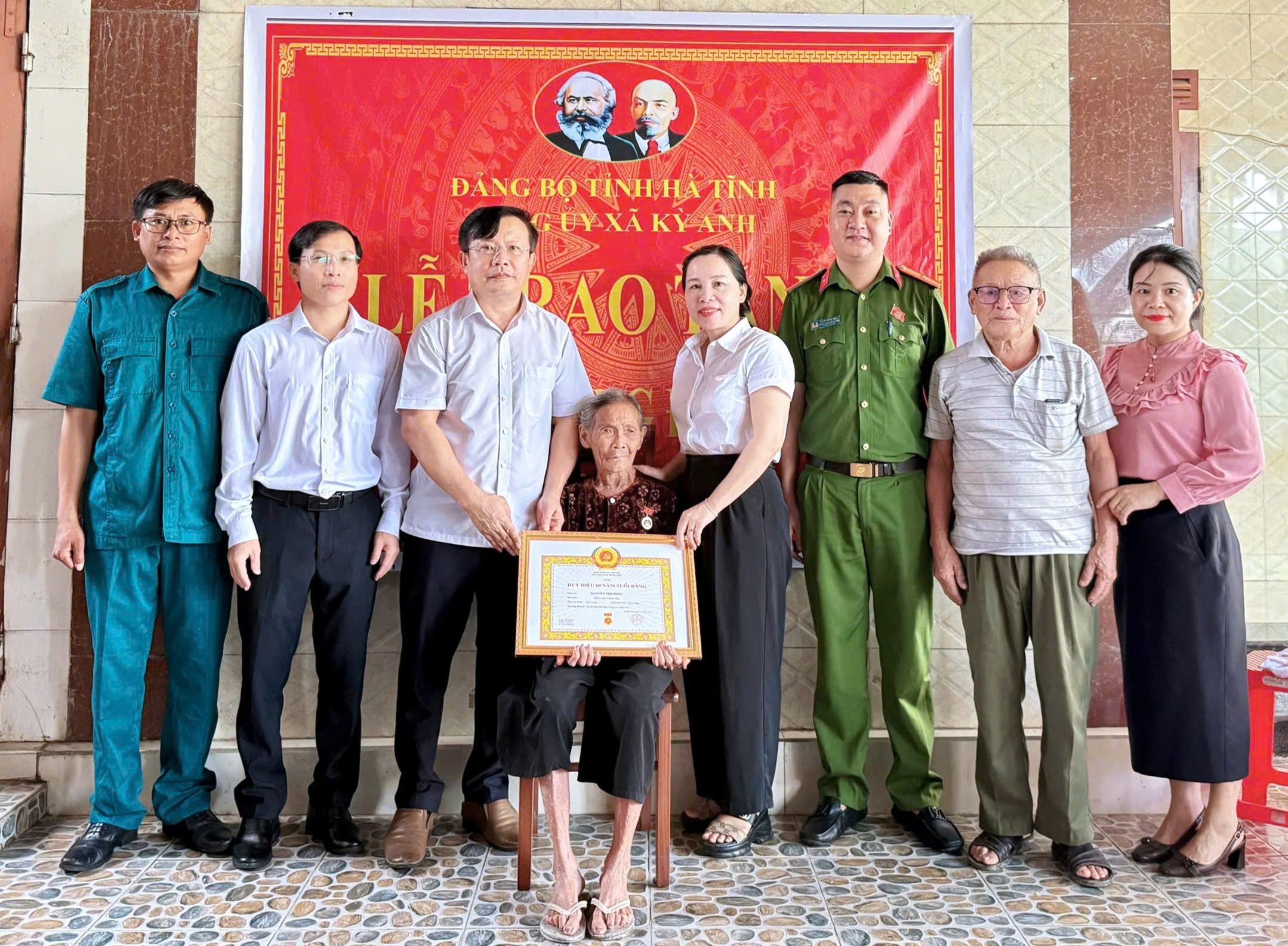      Đảng ủy xã Kỳ Anh trao huy hiệu Đảng tại nhà cho các Đảng viên sức khỏe yếu đợt 02/9/2025