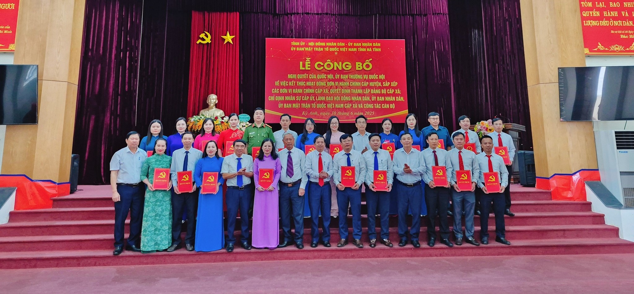 Xã Kỳ Anh tổ chức lễ công bố nhân sự mới 