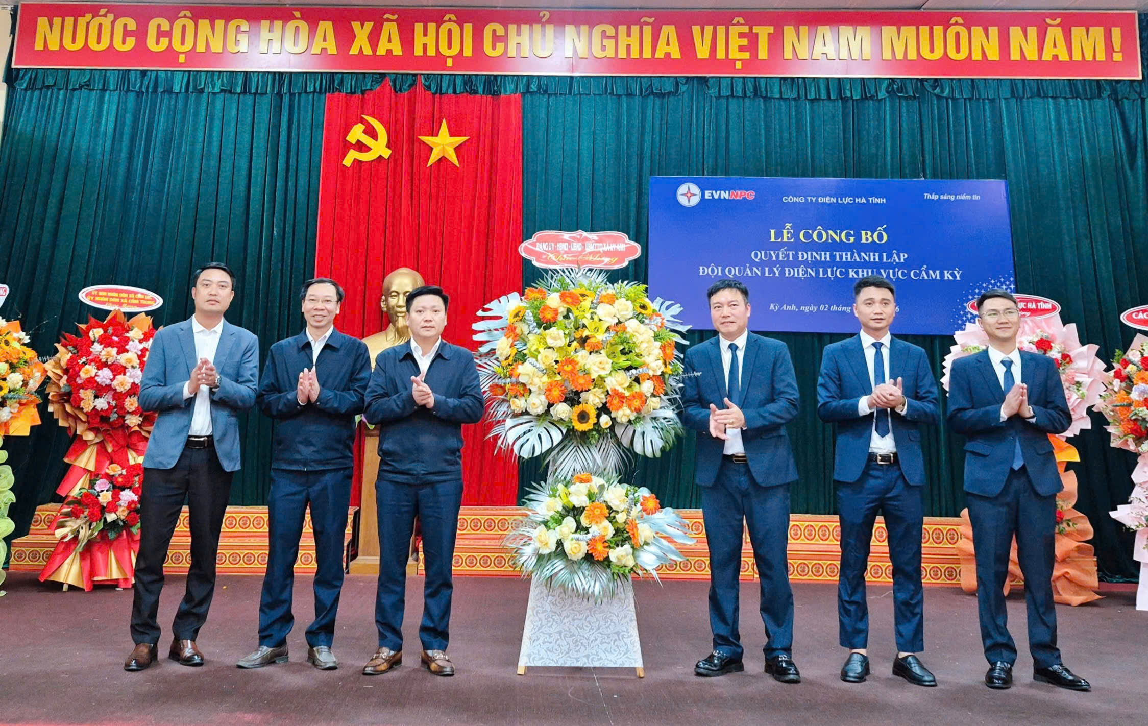 Xã Kỳ Anh chúc mừng Lễ công bố quyết định thành lập Đội quản lý điện lực khu vực Cẩm Kỳ