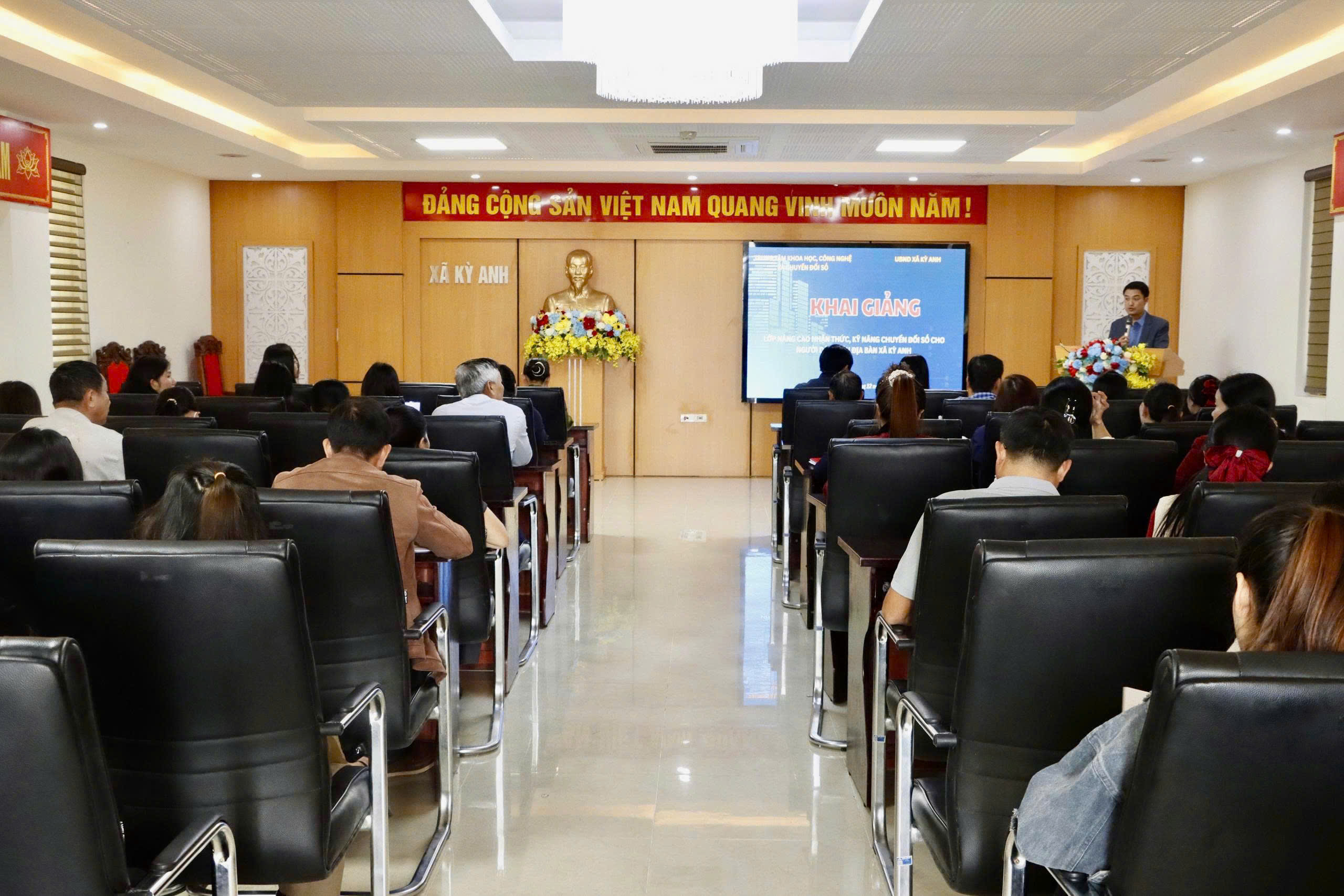 Tập huấn nâng cao nhận thức, kỹ năng chuyển đổi số cho người dân trên địa bàn xã Kỳ Anh