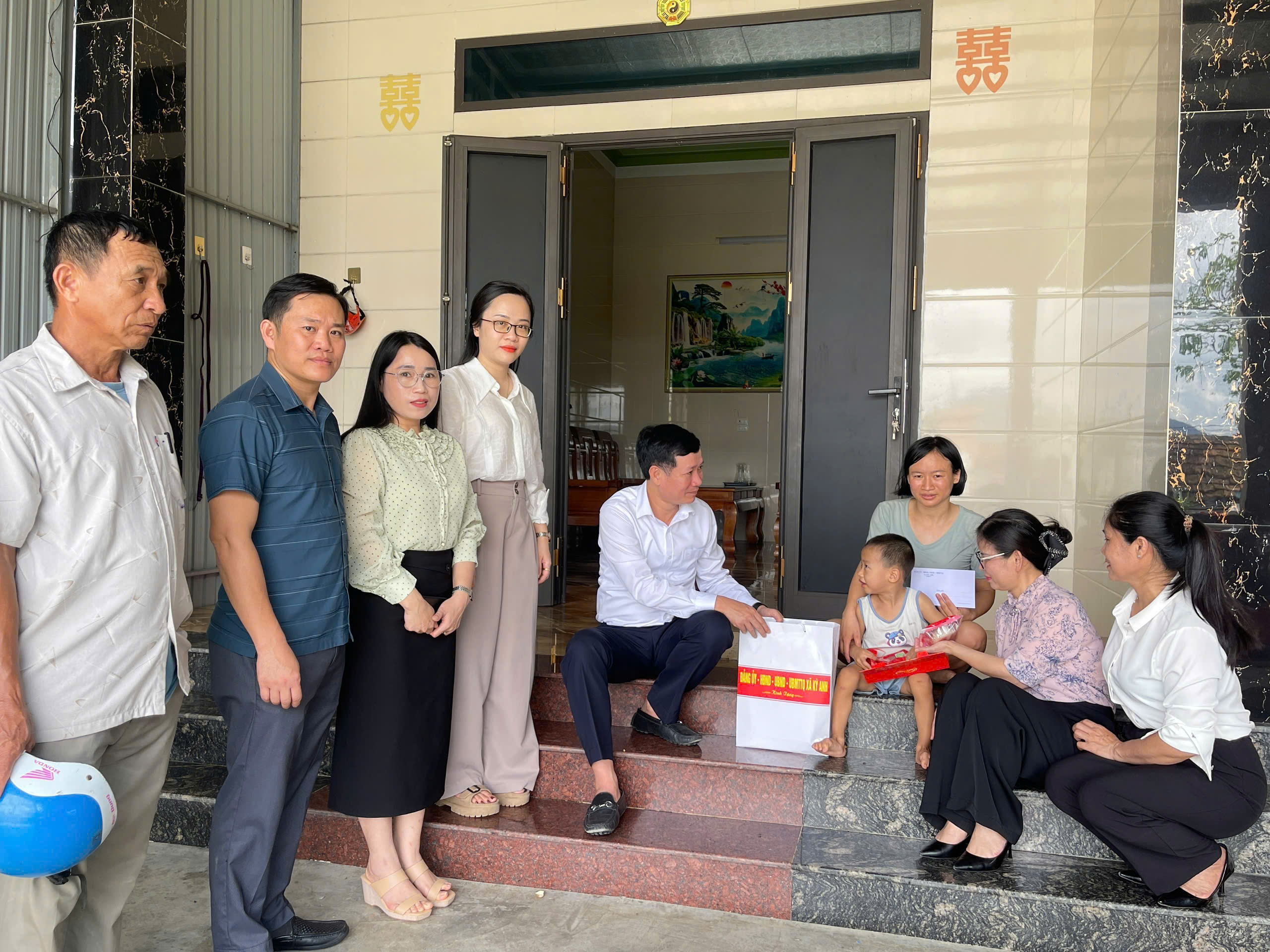 Xã Kỳ Anh trao quà Tết Trung thu cho các em cho hoàn cảnh đặc biệt khó khăn
