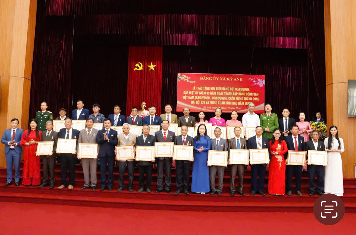 Đảng bộ xã Kỳ Anh tổ chức Lễ trao tặng Huy hiệu Đảng và gặp mặt kỷ niệm 96 năm Ngày thành lập Đảng
