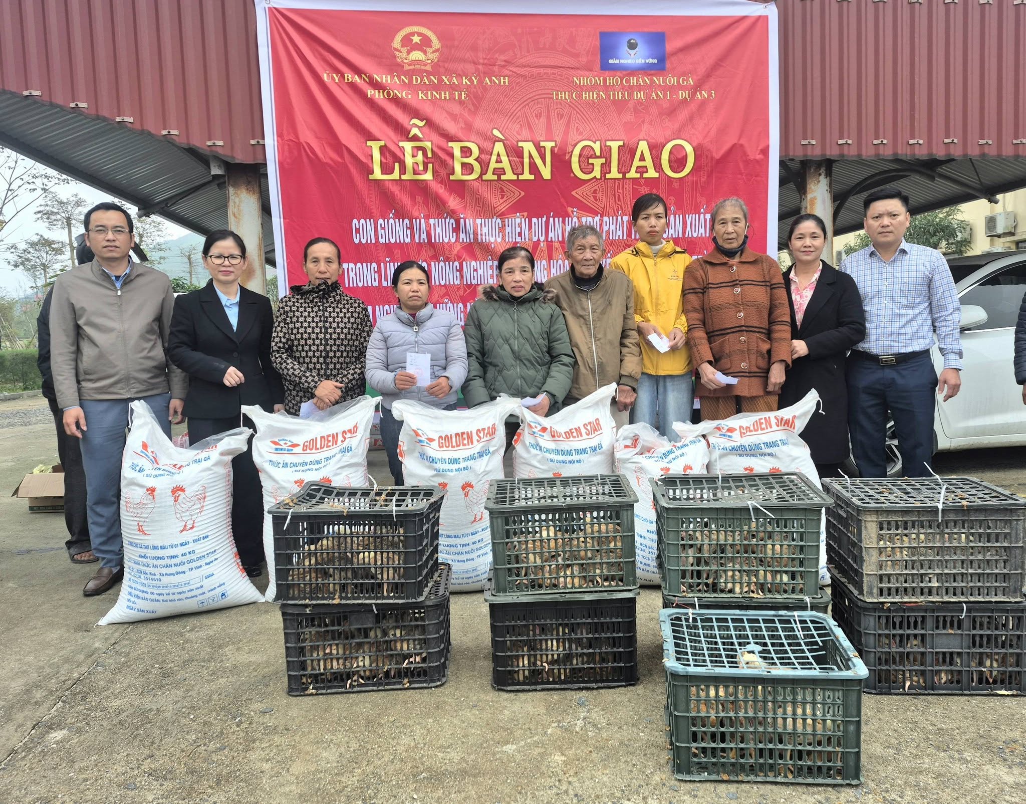 Xã Kỳ Anh trao tặng con giống gà và thức ăn chăn nuôi nhằm phát triển sản xuất, đa dạng hóa sinh kế thuộc chương trình MTQG giảm nghèo bền vững