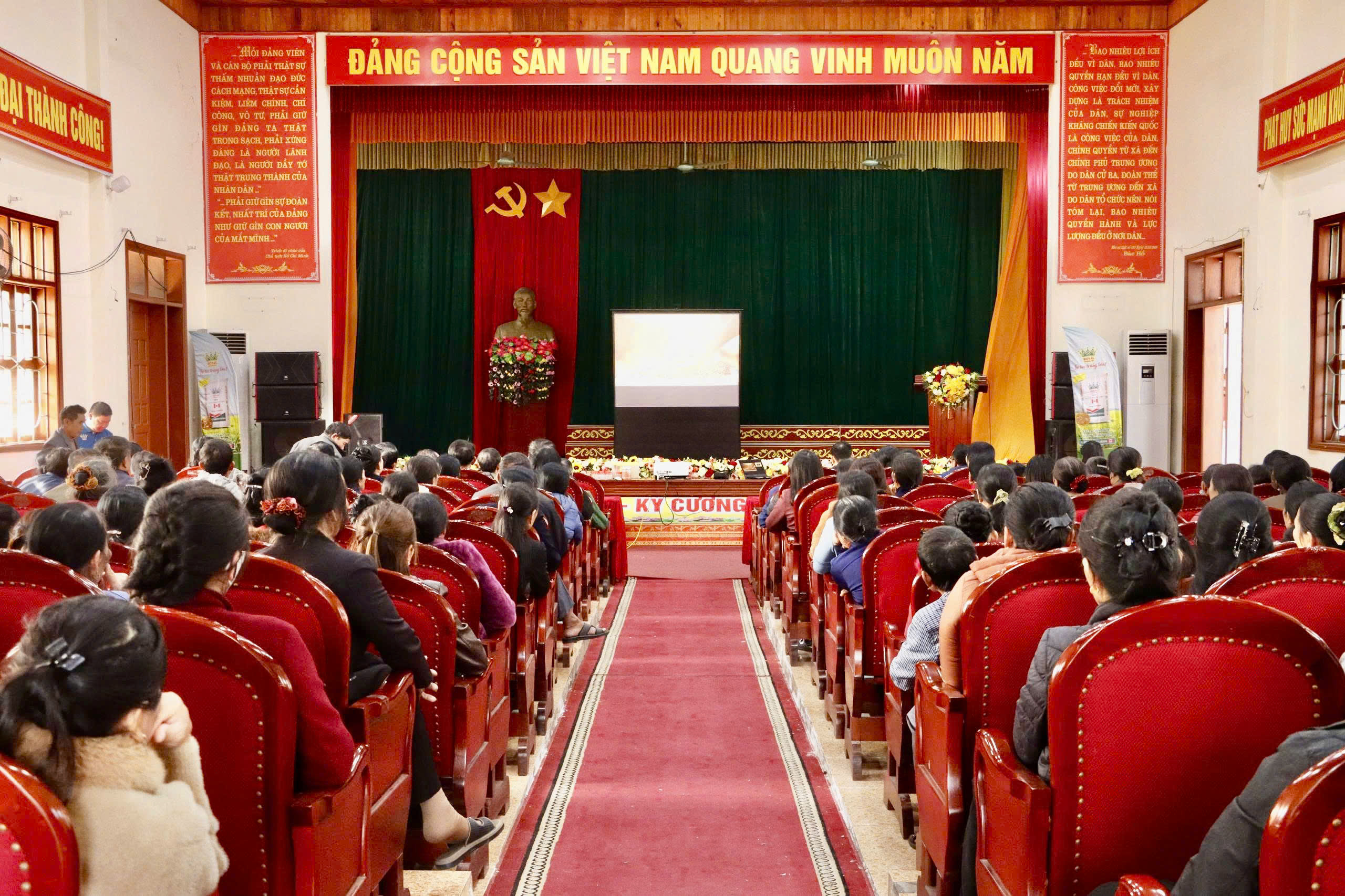 Hơn 200 hội viên nông dân xã Kỳ Anh tham gia tập huấn sử dụng phân bón Kali Canada hiệu quả