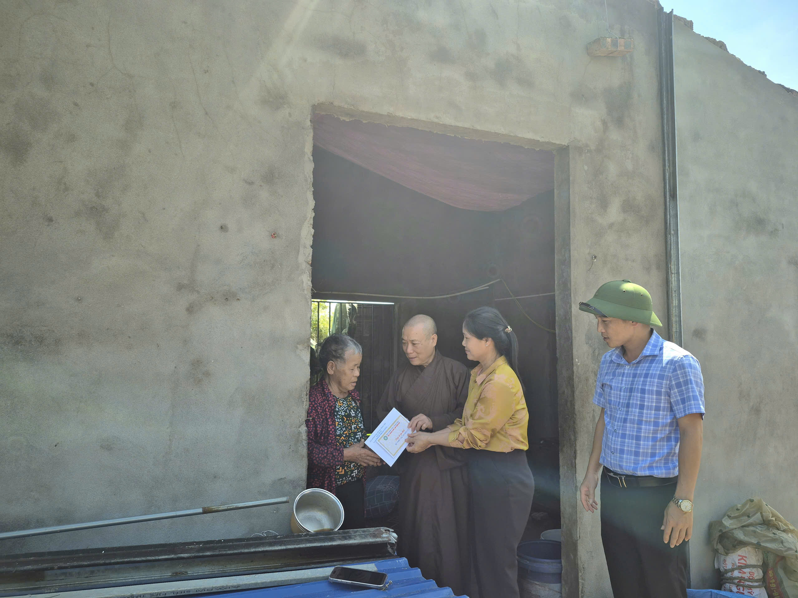 Xã Kỳ Anh kết nối Hòa thượng Thích Bảo Nghiêm trao quà hỗ trợ các hộ gia đình bị ảnh hưởng nặng nề sau bão số 10 (Bualoi)