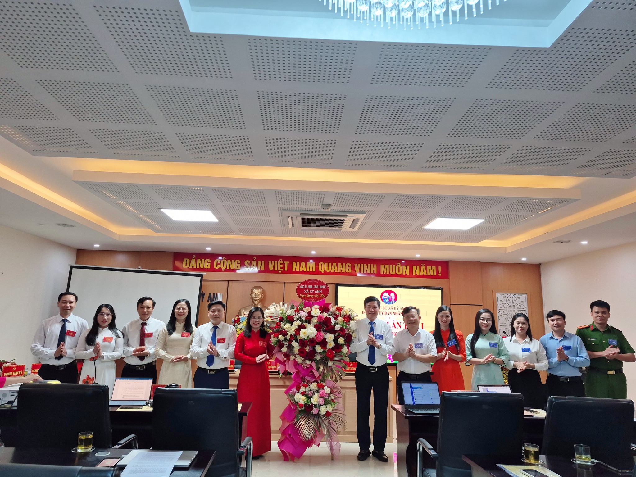 ĐẠI HỘI ĐẢNG BỘ ỦY BAN NHÂN DÂN XÃ KỲ ANH LẦN THỨ NHẤT, NHIỆM KỲ 2025–2030. ĐOÀN KẾT - KỶ CƯƠNG - ĐỔI MỚI - CHUYÊN NGHIỆP - HIỆU QUẢ