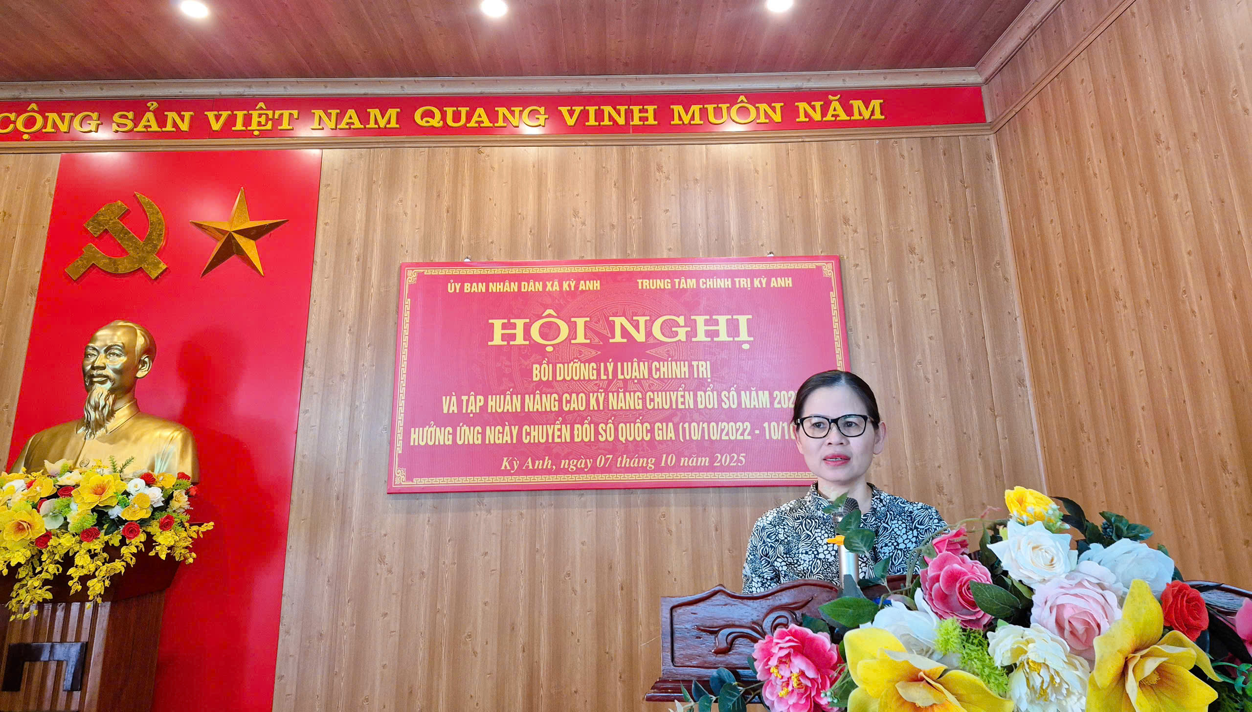 Hưởng ứng ngày Chuyển đổi số quốc gia 10/10 - UBND xã Kỳ Anh tổ chức Hội nghị bồi dưỡng lý luận chính trị và tập huấn nâng cao kỹ năng chuyển đổi số cho tổ chuyển đổi số cộng đồng
