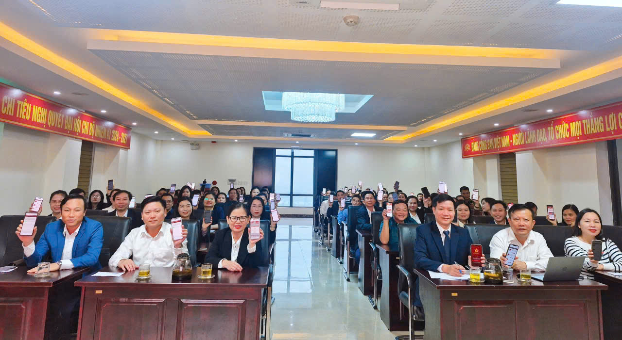 Đảng ủy các cơ quan Đảng, UBND xã Kỳ Anh tổ chức lễ chào cờ đầu tháng 11 và phát động “Tháng hành động vì người nghèo” năm 2025