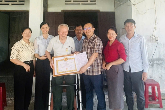 Trao tặng Huy hiệu 65 năm tuổi Đảng tại nhà cho đảng viên lão thành