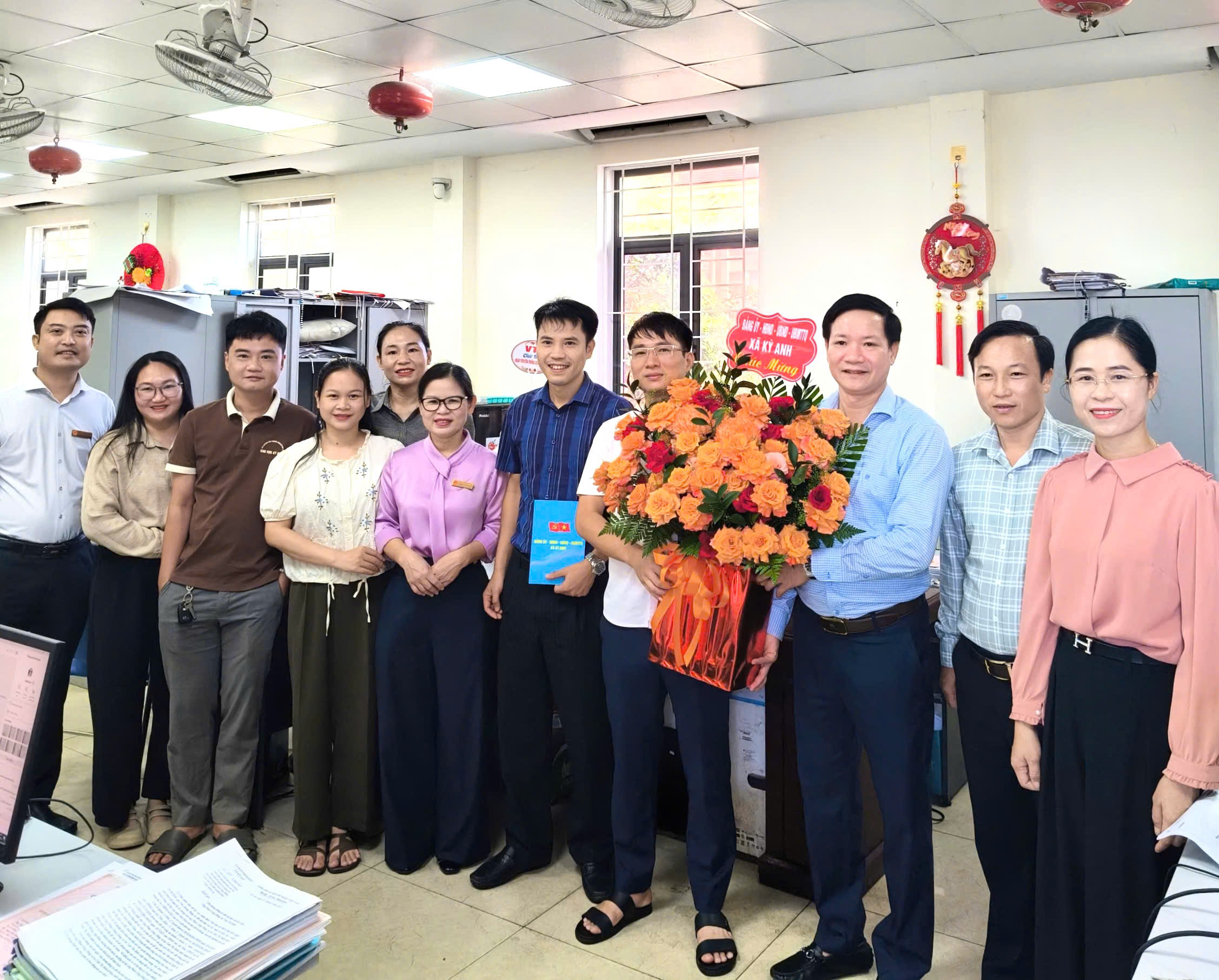 Lãnh đạo xã Kỳ Anh tặng hoa chúc mừng Chi nhánh Văn phòng đăng ký đất đai khu vực Kỳ Anh và phòng Kinh tế xã nhân ngày truyền thống nghành quản lý đất đai Việt Nam 03/10.