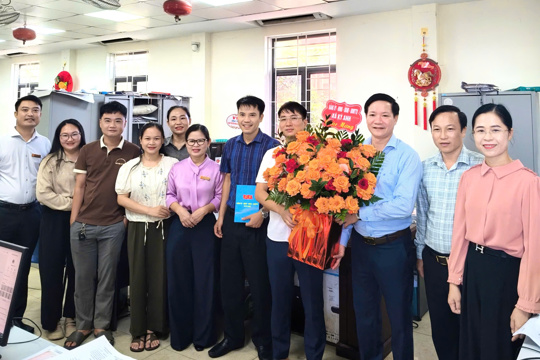 Lãnh đạo xã Kỳ Anh tặng hoa chúc mừng Chi nhánh Văn phòng đăng ký đất đai khu vực Kỳ Anh và phòng Kinh tế xã nhân ngày truyền thống nghành quản lý đất đai Việt Nam 03/10.
