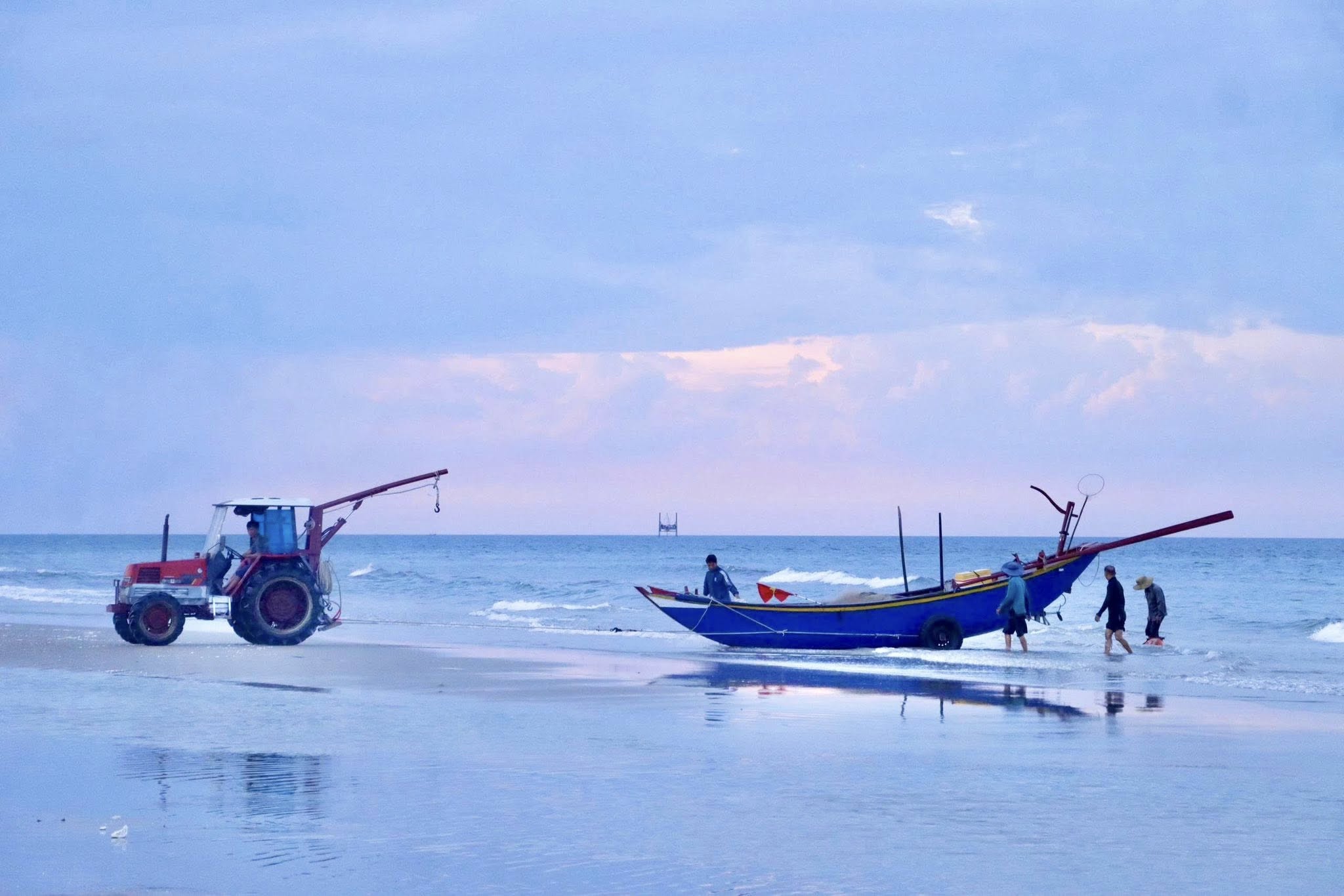 Nhịp sống của ngư dân làng chài Phú Hải khi chiều buông